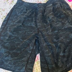 Lululemon men’s XL lined shorts